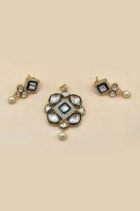 Royal Kundan Pearl Pendant Set